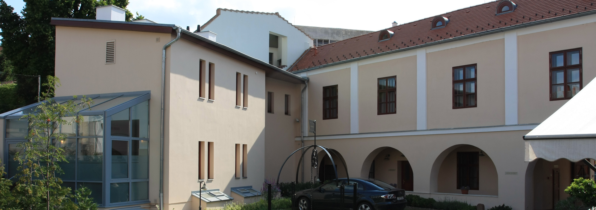 <h2>Hotel Historia & Historante, Veszprém</h2><p><p>A történelmi belváros szívében található, a XVIII. században polgári otthonnak épült műemlék ma már minden igényt kielégítő, elegáns szállodaként fogadja vendégeit.</p>
<p>A felújítást tervezte: Wéber János</p></p>