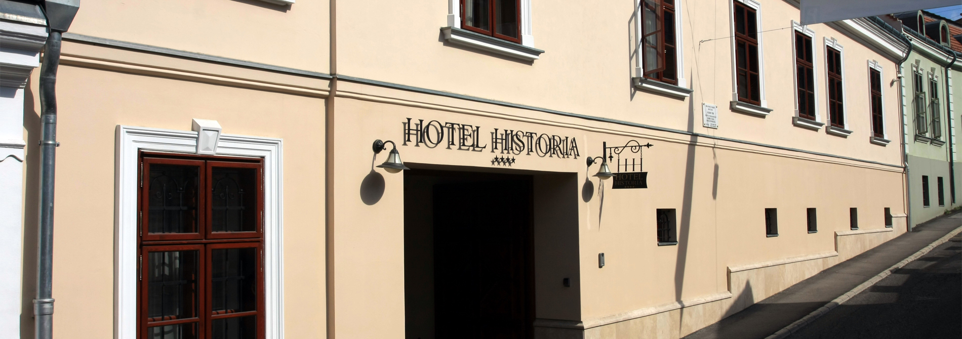 <h2>Hotel Historia & Historante, Veszprém</h2><p><p>A történelmi belváros szívében található, a XVIII. században polgári otthonnak épült műemlék ma már minden igényt kielégítő, elegáns szállodaként fogadja vendégeit.</p>
<p>A felújítást tervezte: Wéber János</p></p>