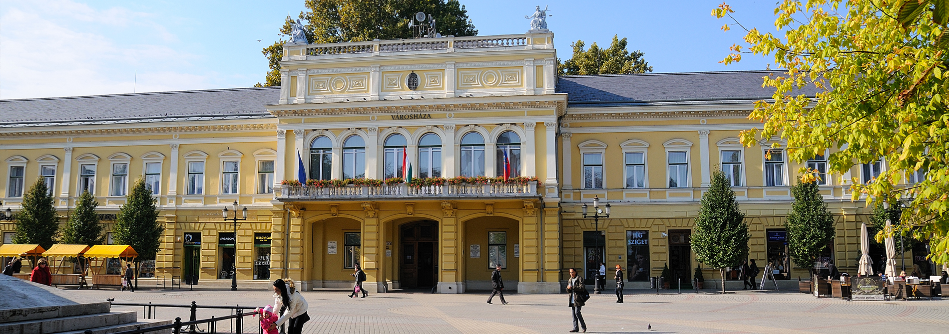 <h2>Városháza, Nyíregyháza</h2><p><p>A város főterének, a Kossuth térnek egyik legmeghatározóbb, árkádos bejáratú, reneszánsz hangulatú, eklektikus műemlék épülete, homlokzatának két szélén egy-egy Justitia-szoborral.</p>
<p>A belső udvart tervezte: Gáva Attila</p></p>