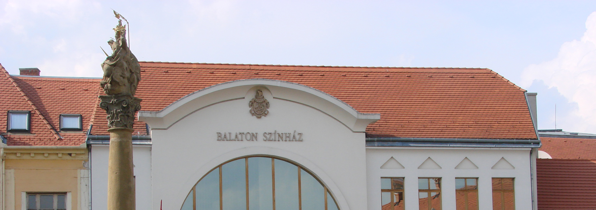 <h2>Balaton Színház és Konferenciaközpont, Keszthely</h2><p><p>A hányatott sorsú, korábban életveszélyessé nyilvánított épület esetében nem pusztán felújításra, hanem teljes körű átépítésre volt szükség, hogy a jelenkor és a helybeliek igényeinek megfelelő módon nyerhesse el új funkcióit.</p>
<p>A felújítást tervezte: Csontos Csaba, Közti Zrt.<br />Belső építész: Detre Villő</p></p>